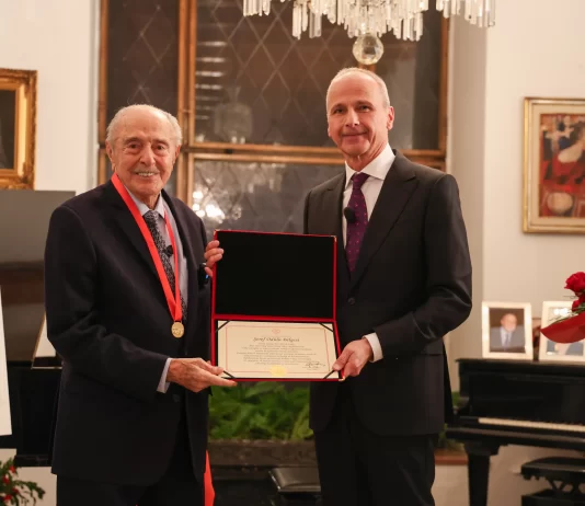YUKSEL ERIMTAN RECEIVES THE GOLD MEDAL