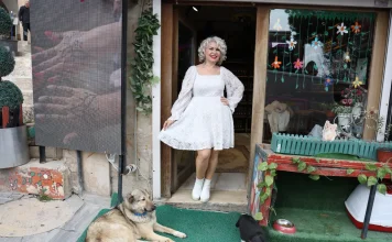 MARDİN’S “MARILYN MONROE” CARING FOR STRAY ANIMALS THROUGH HANDMADE SOAP